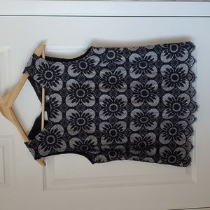 Banana republic embroidered sleeveless top - Size medium